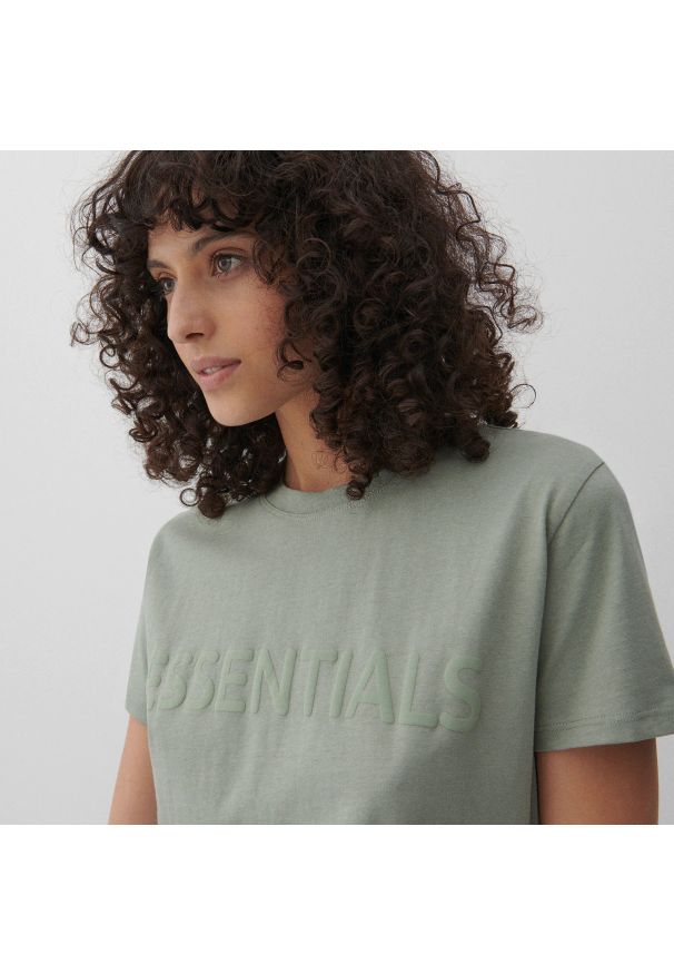 Reserved - Bawełniany t-shirt z napisem - Zielony. Kolor: zielony. Materiał: bawełna. Wzór: napisy