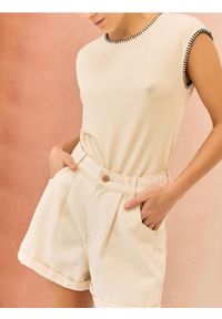 Sinsay - Szorty jeansowe mom high waist z zakładkami - beżowy. Stan: podwyższony. Kolor: beżowy. Materiał: jeans