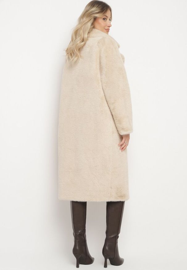 Born2be - Beżowy Futrzany Płaszcz Jednorzędowy z Kieszeniami Zapinany na Guziki Parilda. Okazja: na co dzień. Kolor: beżowy. Materiał: futro. Sezon: zima. Styl: casual, elegancki