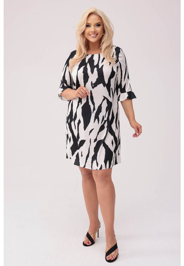 Moda Size Plus Iwanek - Sukienka Savannah - wzór zebry PLUS SIZE XXL OVERSIZE WIOSNA. Okazja: na co dzień. Kolekcja: plus size. Materiał: tkanina, elastan, poliester. Wzór: motyw zwierzęcy. Sezon: wiosna. Typ sukienki: oversize, dla puszystych. Styl: casual, elegancki. Długość: midi