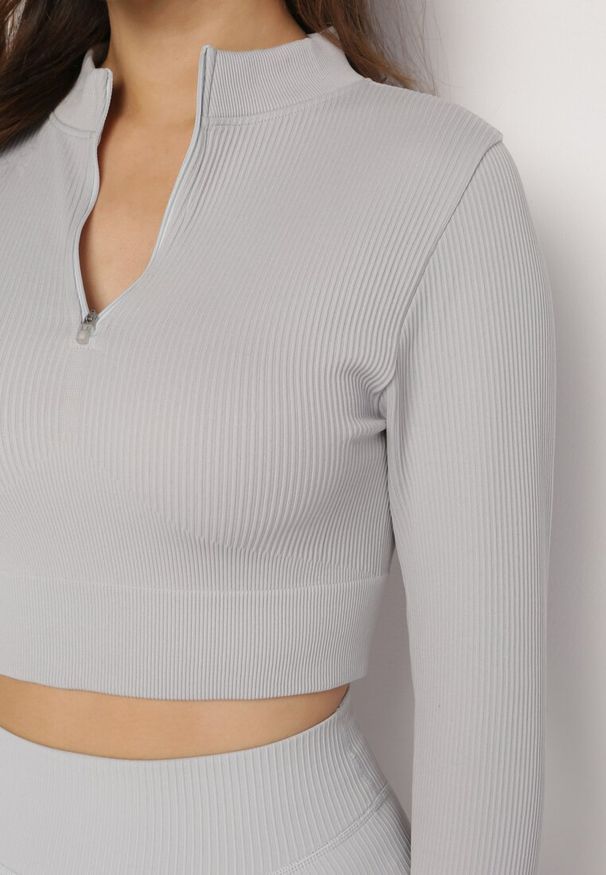 Born2be - Jasnoszara Bluzka Zapinana na Suwak z Wycięciem przy Ściągaczu Aisllain. Kolor: szary. Styl: elegancki