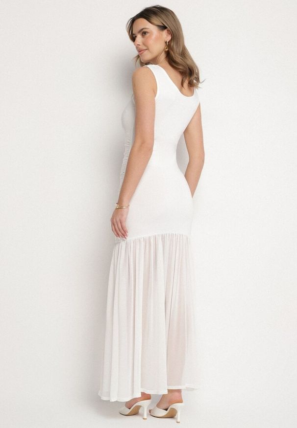 Born2be - Biała Koktajlowa Sukienka z Wiskozą Ozdobiona Marszczeniem Galapina. Okazja: na imprezę. Kolor: biały. Materiał: wiskoza. Wzór: aplikacja. Styl: wizytowy