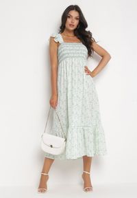 Born2be - Zielona Rozkloszowana Sukienka Maxi na Szerokich Ramiączkach z Falbankami Trentia. Typ kołnierza: kołnierz z falbankami. Kolor: zielony. Długość rękawa: na ramiączkach. Długość: maxi #4