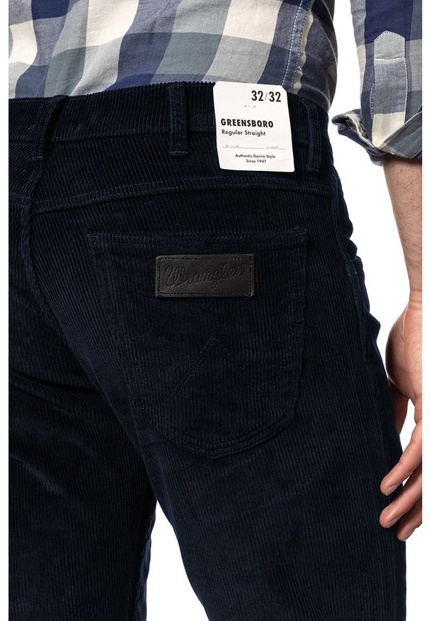 Wrangler - WRANGLER SPODNIE MĘSKIE GREENSBORO DARK NAVY W15QA2XAE 112126849. Materiał: sztruks