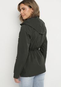 Born2be - Ciemnozielona Kurtka Parka z Odpinanym Kapturem i Ozdobnymi Suwakami Velotia. Okazja: na co dzień. Kolor: zielony. Materiał: koronka, jeans. Długość rękawa: długi rękaw. Długość: długie. Wzór: koronka. Styl: klasyczny, elegancki, casual #7