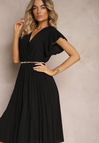 Renee - Czarna Sukienka z Trójkątnym Dekoltem z Gumką w Pasie o Plisowanym Kroju Doetta. Kolor: czarny. Długość rękawa: krótki rękaw. Styl: elegancki