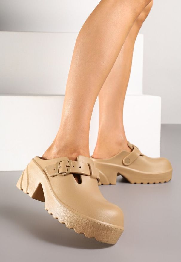 Born2be - Ciemnobeżowe Klapki na Grubej Podeszwie z Klamrą Ralunella. Okazja: na co dzień, na spacer. Kolor: beżowy. Materiał: dresówka. Styl: klasyczny, casual, elegancki