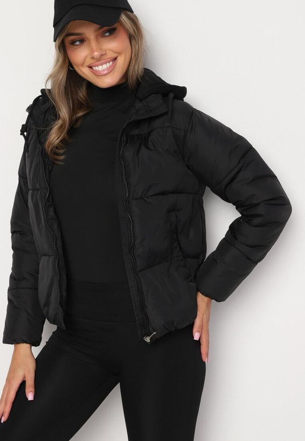 Born2be - Czarna Pikowana Kurtka z Kapturem Mivuna. Okazja: na co dzień. Typ kołnierza: kaptur. Kolor: czarny. Materiał: jeans. Długość: krótkie. Styl: casual