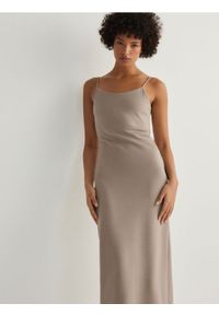 Reserved - Dzianinowa sukienka midi - beżowy. Kolor: beżowy. Materiał: dzianina. Długość: midi