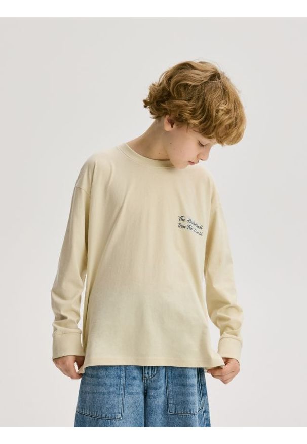 Reserved - Bawełniany longsleeve z nadrukiem - złamana biel. Materiał: bawełna. Długość rękawa: długi rękaw. Wzór: nadruk