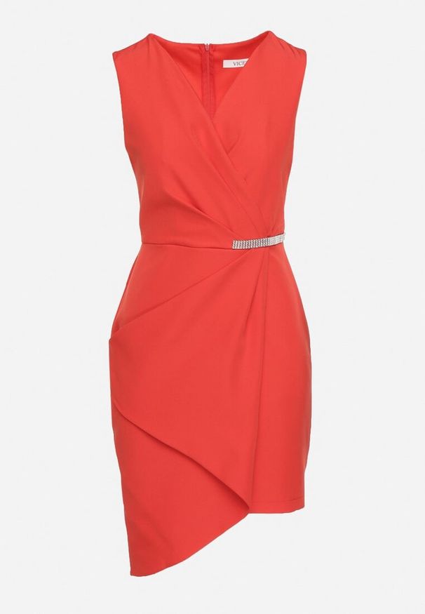 Born2be - Czerwona Sukienka Vices Dopasowana Asymetryczna z Błyszczącą Wstawką Tolivena. Okazja: na co dzień. Typ kołnierza: dekolt w kształcie V. Kolor: czerwony. Materiał: materiał. Wzór: aplikacja. Typ sukienki: asymetryczne. Styl: casual, elegancki