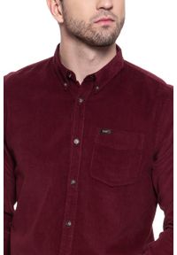 Lee - KOSZULA LEE BUTTON DOWN BURGUNDY L880MRMF. Typ kołnierza: button down. Kolor: czerwony. Materiał: materiał #8