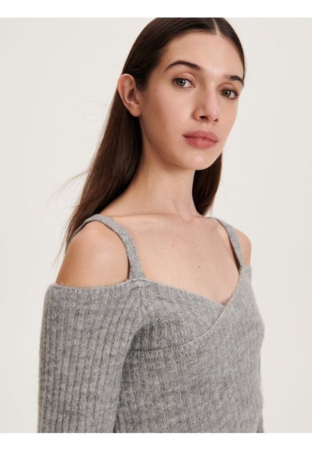 Reserved - Sweter z odkrytymi ramionami - szary. Kolor: szary. Materiał: dzianina. Długość: krótkie