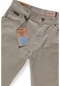 Wrangler - WRANGLER SPODNIE MĘSKIE TEXAS LIGHT OLIVE W12132148. Stan: podwyższony. Materiał: materiał, skóra. Wzór: aplikacja #7