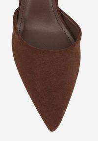 Renee - Ciemnobrązowe Czółenka z Imitacji Zamszu na Słupkowym Obcasie ze Szpiczastym Noskiem Hadina. Okazja: na randkę. Nosek buta: szpiczasty. Zapięcie: pasek. Kolor: brązowy. Materiał: zamsz. Obcas: na obcasie. Wysokość obcasa: średni #8
