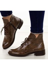 DEONI - Brązowe skórzane Polskie botki damskie Deoni D397A. Okazja: do pracy, na co dzień. Nosek buta: okrągły. Kolor: brązowy. Materiał: skóra, lakier. Sezon: zima, jesień. Obcas: na obcasie. Styl: elegancki, casual, klasyczny #1