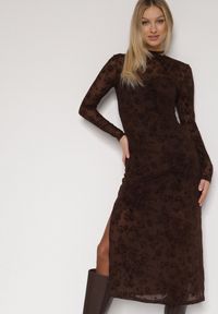 Born2be - Brązowa Dopasowana Sukienka z Dodatkiem Wiskozy i Welurowymi Kwiatami Vetielle. Okazja: na co dzień. Kolor: brązowy. Materiał: welur, wiskoza. Długość rękawa: na ramiączkach. Wzór: kwiaty. Typ sukienki: proste. Styl: klasyczny, casual, elegancki #5