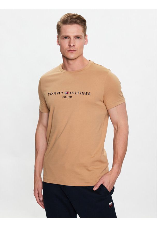 TOMMY HILFIGER - Tommy Hilfiger T-Shirt Logo MW0MW11797 Brązowy Slim Fit. Kolor: brązowy. Materiał: bawełna