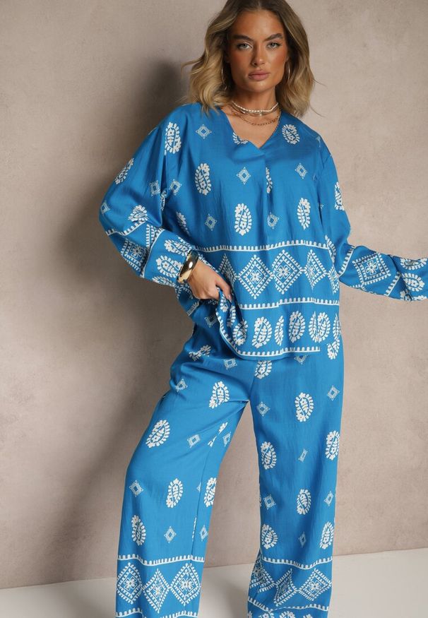 Renee - Niebieski Komplet w Stylu Etno Spodnie z Gumką w Pasie i Bluzka Oversize Eviralyn. Kolor: niebieski