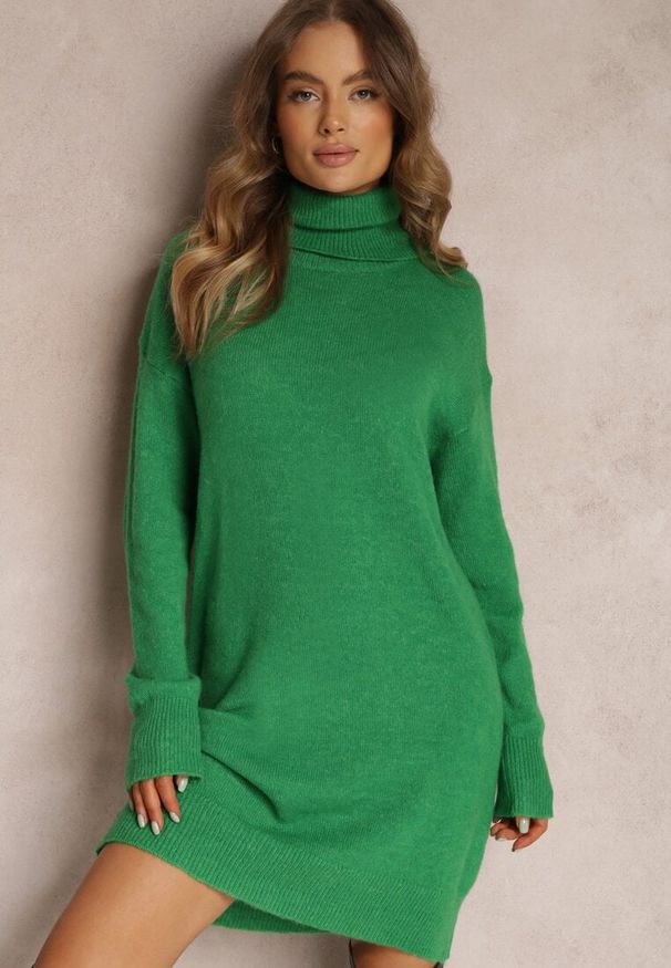 Renee - Zielona Sukienka Wełniana Oversize z Golfem Revite. Okazja: na co dzień. Typ kołnierza: golf. Kolor: zielony. Materiał: wełna. Długość rękawa: długi rękaw. Sezon: jesień, zima. Typ sukienki: oversize. Styl: klasyczny, casual, elegancki