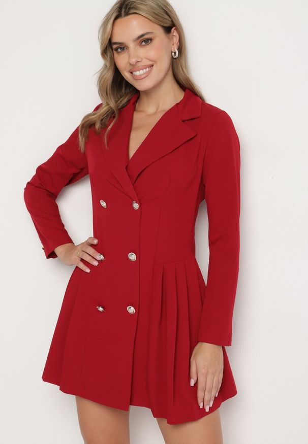 Born2be - Bordowa Plisowana Sukienka Marynarka o Rozkloszowanym Kroju z Ozdobnymi Guzikami Zoriea. Okazja: na co dzień. Kolor: czerwony. Długość rękawa: długi rękaw. Styl: klasyczny, casual, elegancki