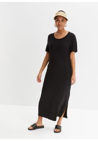 bonprix - Wygodna sukienka shirtowa midi z rozcięciem. Kolor: czarny. Długość: midi #1
