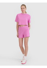 4f - T-shirt crop top z waflowej dzianiny damski - różowy. Okazja: na co dzień. Kolor: różowy. Materiał: dzianina. Długość rękawa: krótki rękaw. Długość: krótkie. Wzór: haft, kratka. Styl: sportowy, casual