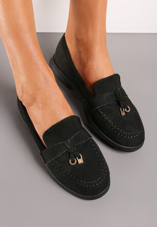 Renee - Czarne Mokasyny z Metalową Zawieszką na Przodzie Oliketia. Kolor: czarny. Styl: elegancki