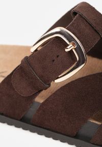 Born2be - Brązowe Klapki Mule z Ozdobnymi Wycięciami i Regulowanym Paskiem z Klamerką Aene. Okazja: na co dzień. Kolor: brązowy. Materiał: jeans, len, zamsz. Wzór: haft. Sezon: lato. Styl: boho, wakacyjny, casual #8