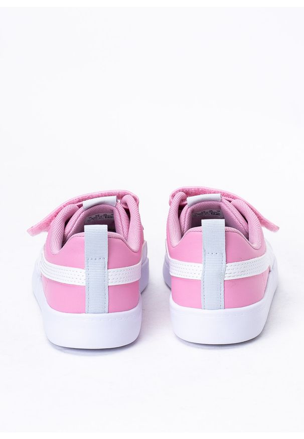 Sneakersy dziecięce różowe Puma Courtflex V2 V PS 371543-23. Okazja: na co dzień. Zapięcie: rzepy. Kolor: różowy. Materiał: materiał. Szerokość cholewki: normalna