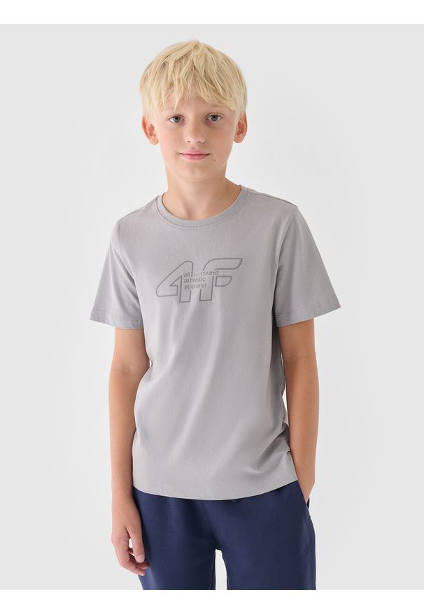 4f - 4F T-shirt z nadrukiem chłopięcy - szary 122 (6-7 lat). Okazja: na co dzień. Kolor: szary. Materiał: bawełna, jersey, dzianina. Długość rękawa: krótki rękaw. Długość: krótkie. Wzór: nadruk. Sezon: lato. Styl: sportowy, klasyczny, casual