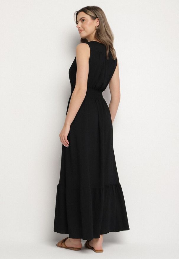 Born2be - Czarna Sukienka o Rozkloszowanym Kroju Bez Rękawów z Kopertowym Dekoltem Filoria. Typ kołnierza: dekolt kopertowy. Kolor: czarny. Długość rękawa: bez rękawów. Typ sukienki: kopertowe. Styl: elegancki