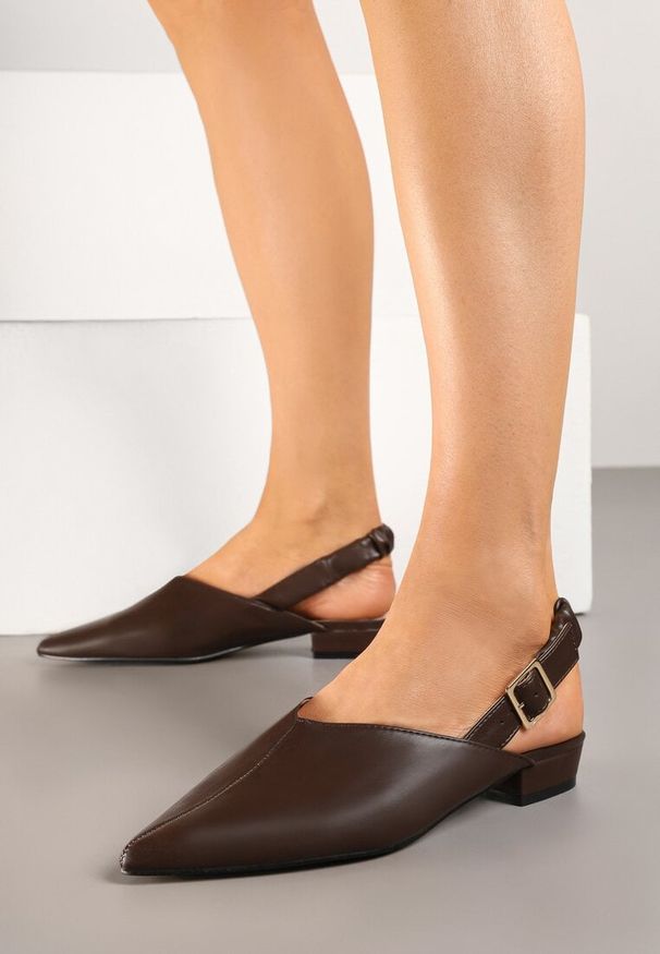 Born2be - Brązowe Sandały ze Szpiczastym Noskiem i Sprzączką Jeneliena. Okazja: na co dzień, na imprezę. Nosek buta: szpiczasty. Zapięcie: sprzączka. Kolor: brązowy. Styl: casual, elegancki, klasyczny