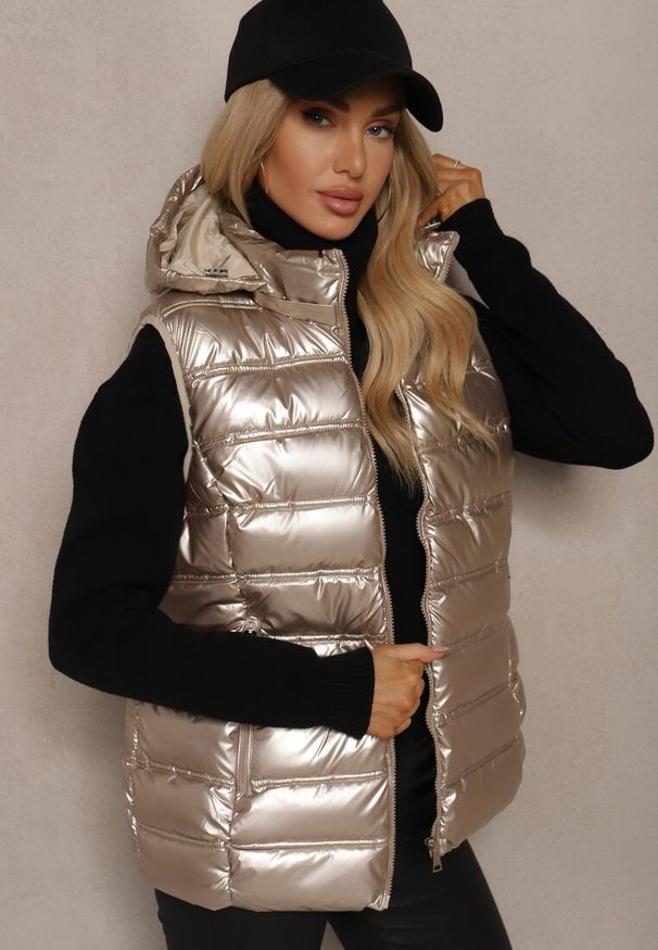 Renee - Złota Pikowana Kamizelka z Odpinanym Kapturem Zinnailia. Okazja: na co dzień. Kolor: złoty. Materiał: jeans. Styl: elegancki, casual