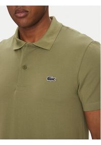 Lacoste Polo DH5522 Khaki Regular Fit. Typ kołnierza: polo. Kolor: brązowy. Materiał: bawełna, syntetyk