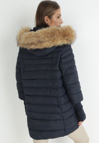 Born2be - Granatowa Kurtka Pikowana z Szerokim Ściągaczem przy Rękawach Rese. Okazja: na co dzień. Kolor: niebieski. Materiał: jeans, futro. Styl: casual, elegancki #4