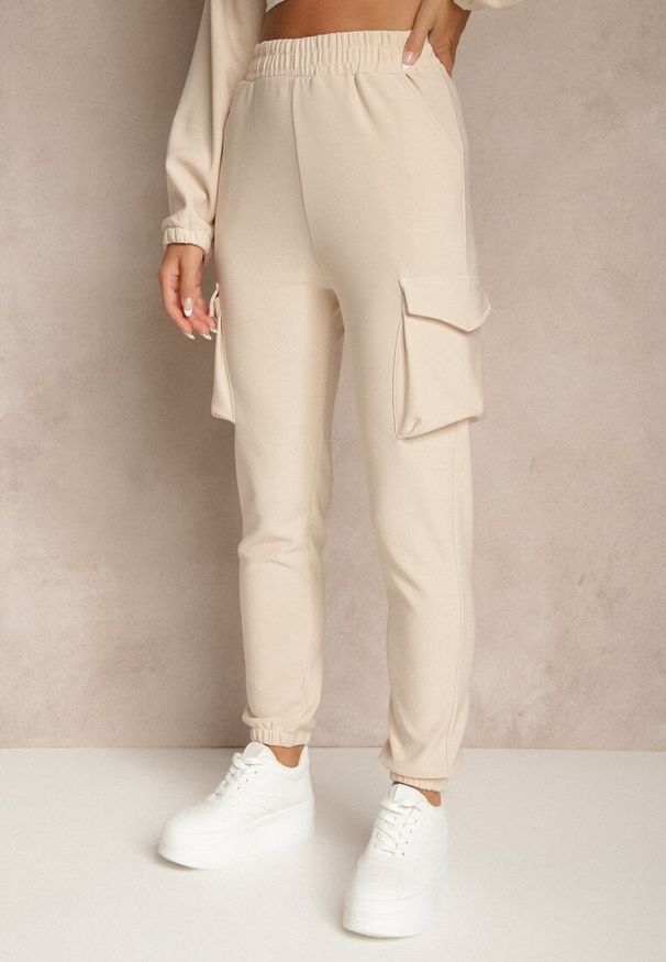 Renee - Beżowy Komplet Dresowy Cargo Bluza ze Stójką i Spodnie Jogger Litene. Kolor: beżowy. Materiał: dresówka. Sport: turystyka piesza