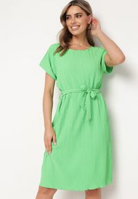 Born2be - Jasnozielona Sukienka z Krótkim Rękawem i Materiałowym Paskiem Ellata. Okazja: na spotkanie biznesowe, do pracy, na co dzień. Kolor: zielony. Materiał: materiał. Długość rękawa: krótki rękaw. Typ sukienki: proste. Styl: casual, biznesowy #3