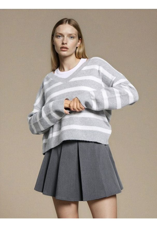 Sinsay - Sweter w paski z dekoltem V - biały. Kolor: biały. Wzór: paski