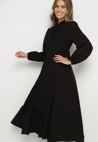Born2be - Czarna Wiskozowa Plisowana Sukienka z Wiązaniem Asorrise. Okazja: na co dzień. Kolor: czarny. Materiał: wiskoza. Styl: casual, elegancki #6