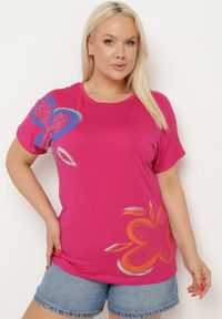 Born2be - Ciemnoróżowy Klasyczny T-shirt z Bawełny Ozdobiony Nadrukiem i Cyrkoniami Kristinae. Okazja: na co dzień. Kolor: różowy. Materiał: bawełna. Wzór: aplikacja, nadruk. Styl: klasyczny #4
