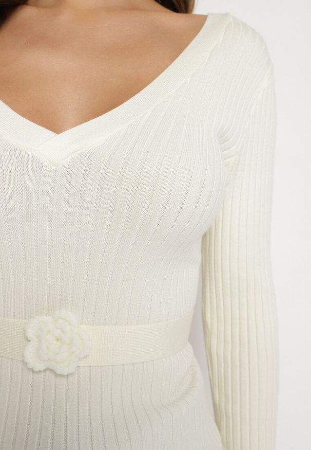 Born2be - Beżowy Sweter z Prążkowanego Materiału z Dodatkiem Wiskozy Ozdobnym Paskiem i Kwiatem Clendra. Okazja: na co dzień. Kolor: beżowy. Materiał: wiskoza, materiał, prążkowany. Długość rękawa: długi rękaw. Długość: długie. Wzór: kwiaty. Styl: klasyczny, casual