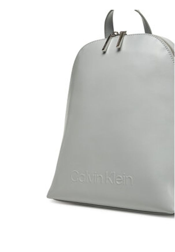 Calvin Klein Plecak Embossed Calvin Round Backpack K60K613185 Szary. Kolor: szary. Materiał: skóra