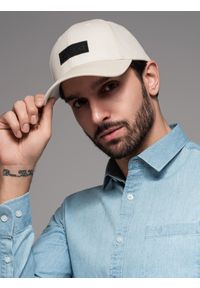 Ombre Clothing - Męska czapka bejsbolówka z daszkiem i prostokątną naszywką – kremowa V2. Kolor: kremowy. Materiał: bawełna. Wzór: aplikacja. Styl: klasyczny, sportowy, casual, elegancki