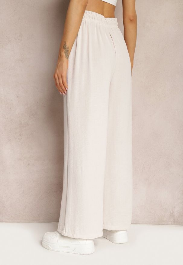 Renee - Jasnobeżowe Spodnie High Waist ze Sznurkiem w Talii i Prostą Nogawką Raveann. Okazja: na spacer, na co dzień. Stan: podwyższony. Kolor: beżowy. Wzór: aplikacja. Styl: casual