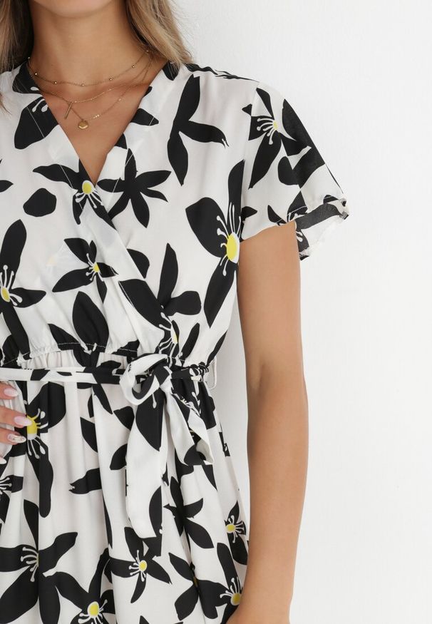 Born2be - Biała Sukienka Marrie. Kolor: biały. Materiał: materiał. Długość rękawa: krótki rękaw. Wzór: kwiaty. Sezon: lato. Typ sukienki: kopertowe. Długość: maxi