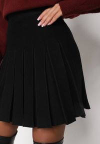 Born2be - Czarna Plisowana Spódnica z Wiskozą z Wysokim Stanem Nesadoe. Okazja: na co dzień, na spotkanie biznesowe. Stan: podwyższony. Kolor: czarny. Materiał: wiskoza. Styl: klasyczny, casual, biznesowy, elegancki #4