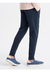 Ombre Clothing - Bawełniane męskie spodnie dresowe joggery BASIC – granatowe V1 OM-PABS-0174 - XXL. Okazja: na co dzień. Kolor: niebieski. Materiał: bawełna, dresówka. Wzór: aplikacja. Styl: sportowy, elegancki, casual #4