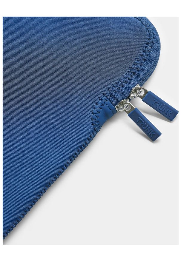Wsuwka Trunk Sleeve do MacBook Air 15'' navy. Materiał: nylon. Styl: elegancki, casual