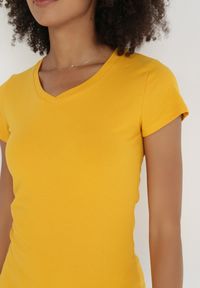 Born2be - Żółty T-shirt Nysalphia. Kolor: żółty. Materiał: bawełna, dzianina, elastan. Długość rękawa: krótki rękaw. Długość: krótkie. Styl: klasyczny #6
